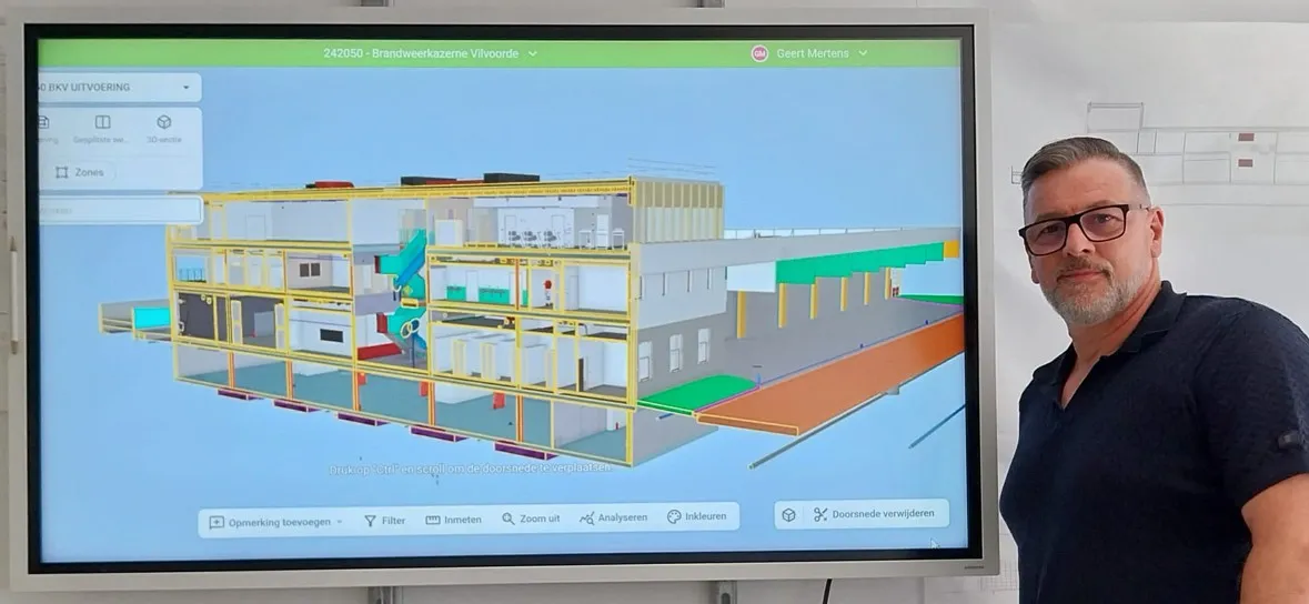 Geert Mertens bij het digitale bouwmodel van de brandweerkazerne van Vilvoorde