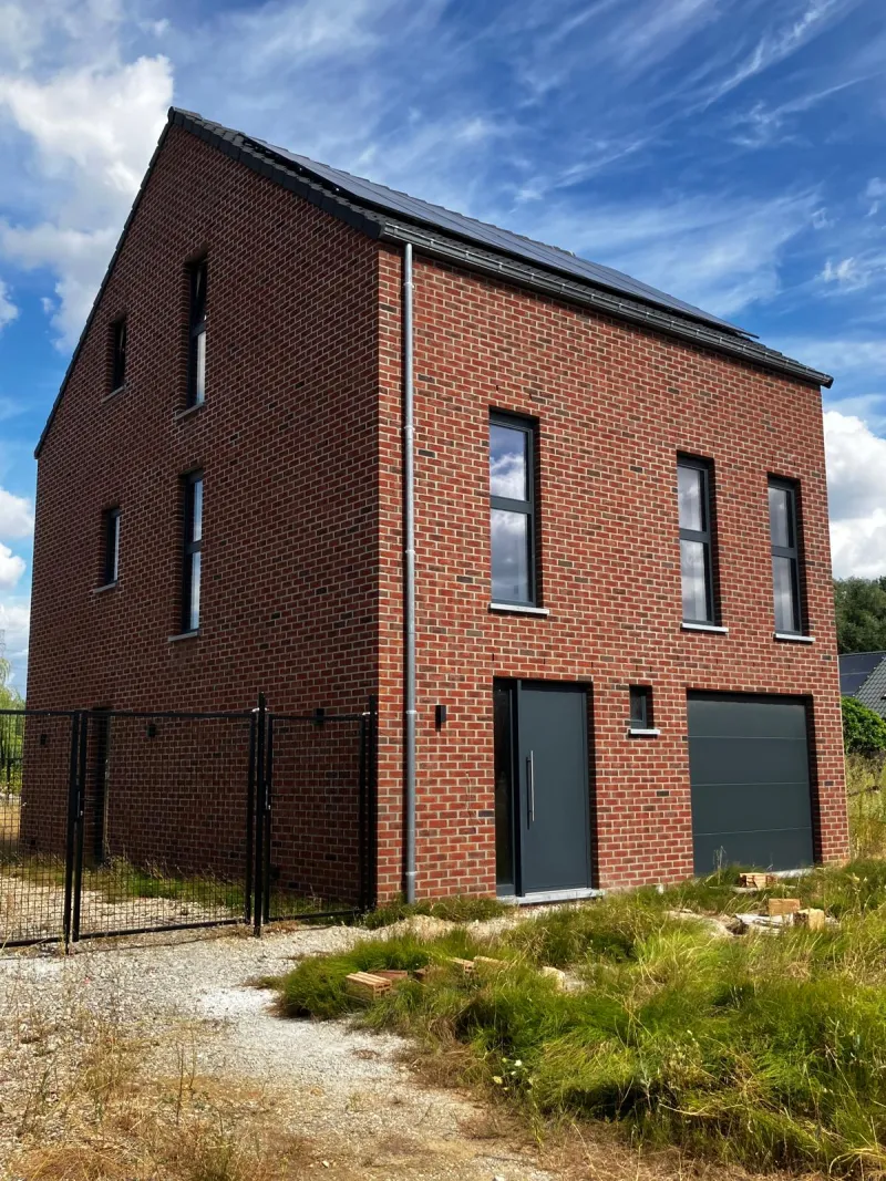 Nieuwbouwwoning in rode baksteen met zonnepanelen in Diepenbeek