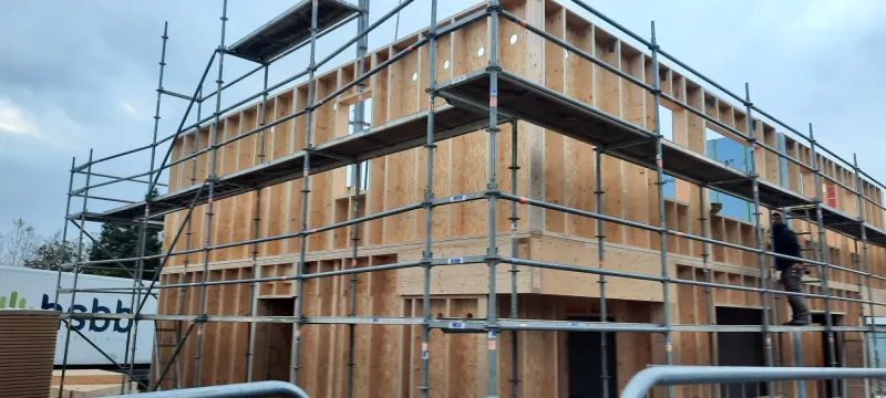 Houtskeletruwbouw met pannendak in de steigers in Lommel