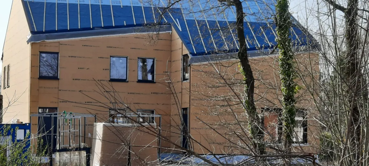 Houtskeletbouw in opbouw met dakfolie op een werf in Lommel